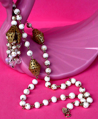 a beautiful vintage costume jewelry necklace unsigned