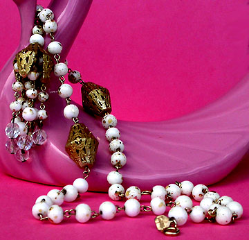 a beautiful vintage costume jewelry necklace unsigned