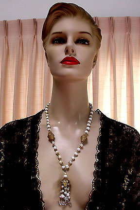 a beautiful vintage costume jewelry necklace unsigned