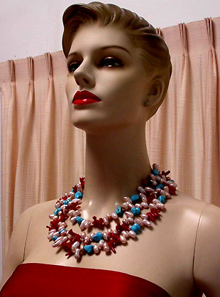 a beautiful vintage costume jewelry necklace unsigned