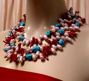 a beautiful vintage costume jewelry necklace unsigned