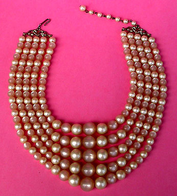 a beautiful vintage costume jewelry necklace unsigned