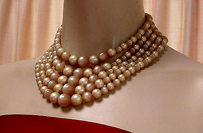 a beautiful vintage costume jewelry necklace unsigned