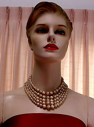 a beautiful vintage costume jewelry necklace unsigned
