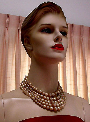 a beautiful vintage costume jewelry necklace unsigned