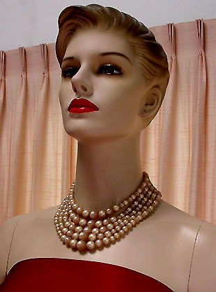 a beautiful vintage costume jewelry necklace unsigned