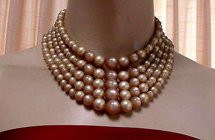 a beautiful vintage costume jewelry necklace unsigned