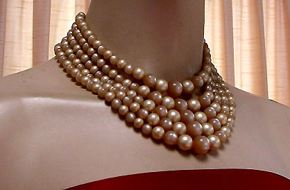 a beautiful vintage costume jewelry necklace unsigned