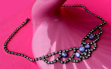 a beautiful vintage costume jewelry necklace unsigned