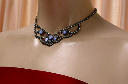a beautiful vintage costume jewelry necklace unsigned