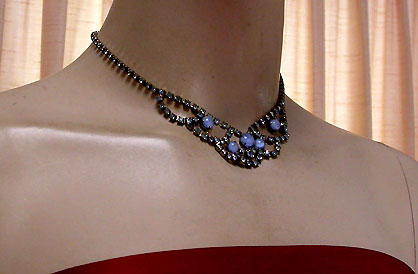 a beautiful vintage costume jewelry necklace unsigned