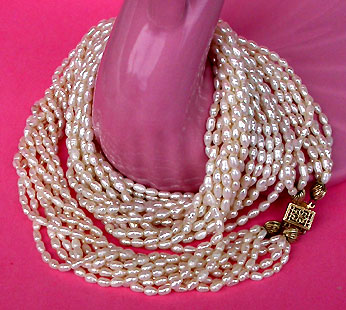 a beautiful vintage costume jewelry necklace unsigned