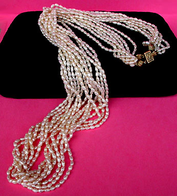 a beautiful vintage costume jewelry necklace unsigned
