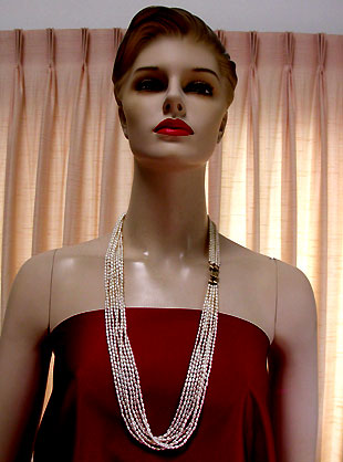 a beautiful vintage costume jewelry necklace unsigned