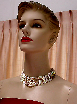 a beautiful vintage costume jewelry necklace unsigned