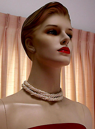 a beautiful vintage costume jewelry necklace unsigned