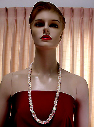 a beautiful vintage costume jewelry necklace unsigned