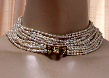 a beautiful vintage costume jewelry necklace unsigned