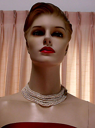a beautiful vintage costume jewelry necklace unsigned