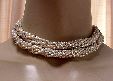 a beautiful vintage costume jewelry necklace unsigned