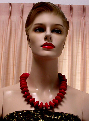 a beautiful vintage costume jewelry necklace unsigned