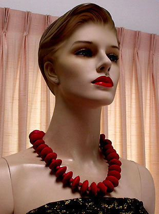 a beautiful vintage costume jewelry necklace unsigned