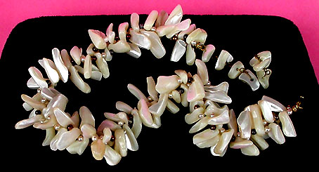 a beautiful vintage costume jewelry necklace unsigned