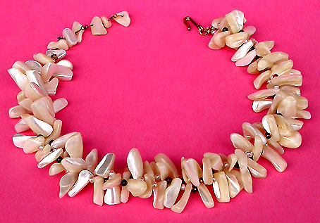 a beautiful vintage costume jewelry necklace unsigned