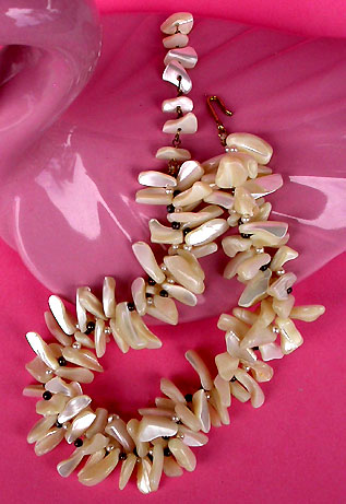 a beautiful vintage costume jewelry necklace unsigned