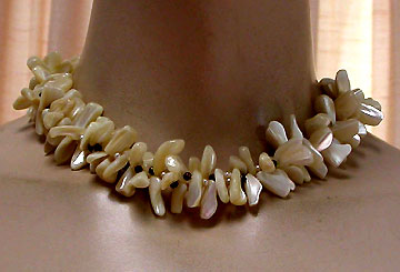 a beautiful vintage costume jewelry necklace unsigned