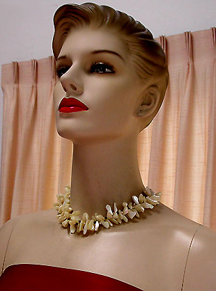a beautiful vintage costume jewelry necklace unsigned