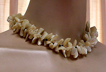 a beautiful vintage costume jewelry necklace unsigned