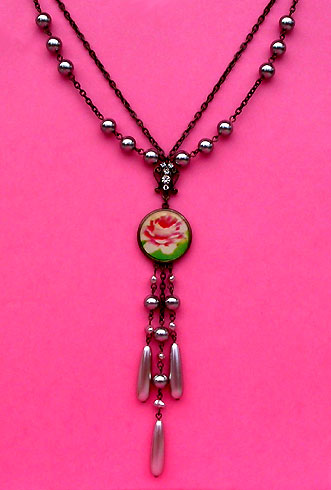 a beautiful vintage costume jewelry necklace unsigned