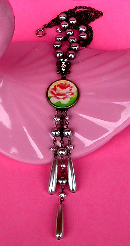 a beautiful vintage costume jewelry necklace unsigned