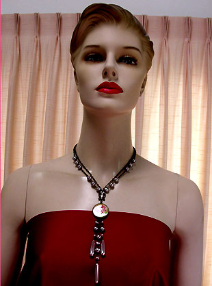 a beautiful vintage costume jewelry necklace unsigned