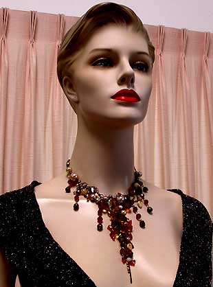 a beautiful vintage costume jewelry necklace unsigned