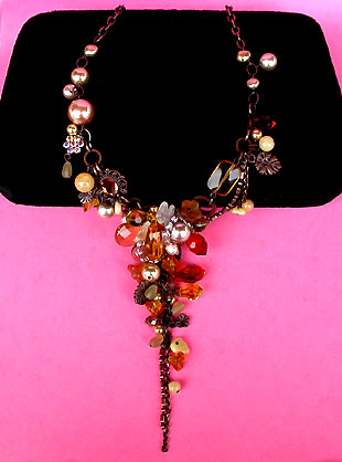 a beautiful vintage costume jewelry necklace unsigned