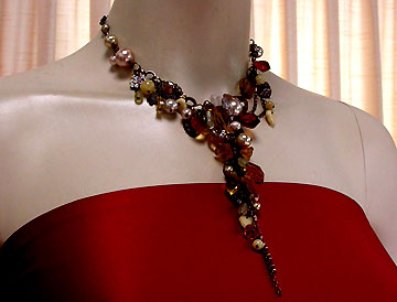 a beautiful vintage costume jewelry necklace unsigned