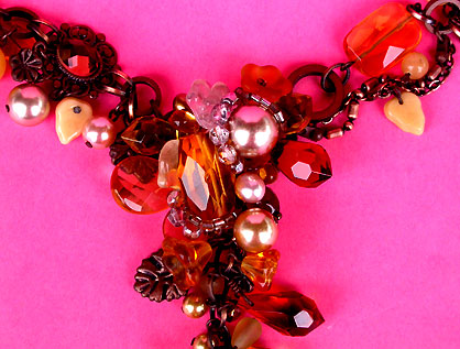 a beautiful vintage costume jewelry necklace unsigned