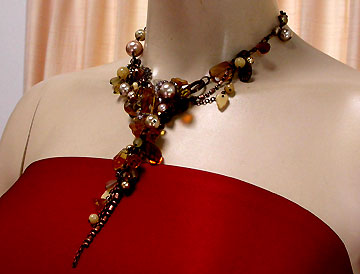 a beautiful vintage costume jewelry necklace unsigned