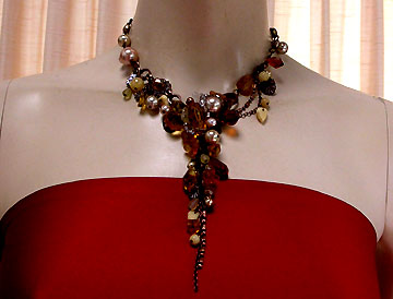a beautiful vintage costume jewelry necklace unsigned
