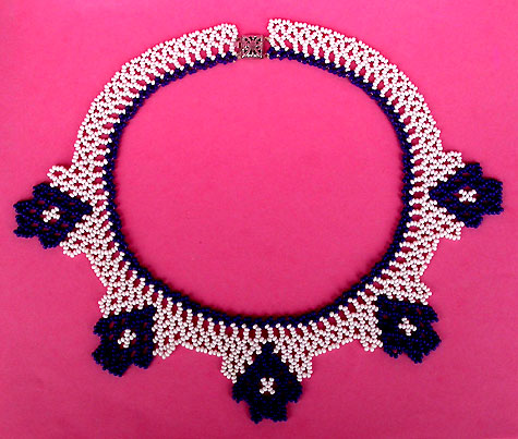 a beautiful vintage costume jewelry necklace unsigned