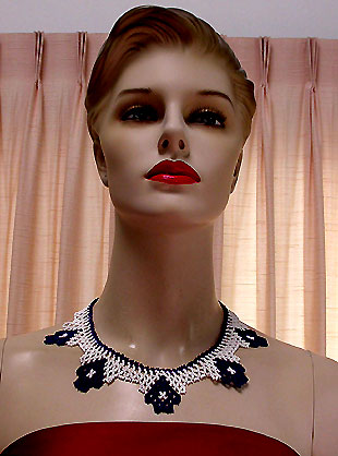 a beautiful vintage costume jewelry necklace unsigned