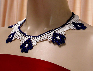 a beautiful vintage costume jewelry necklace unsigned