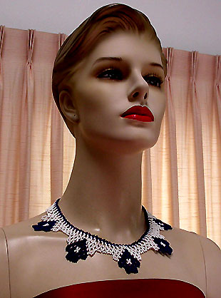 a beautiful vintage costume jewelry necklace unsigned