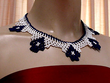 a beautiful vintage costume jewelry necklace unsigned