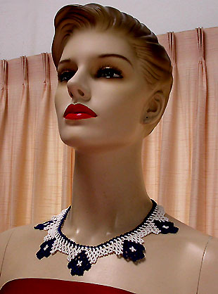 a beautiful vintage costume jewelry necklace unsigned