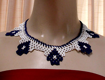 a beautiful vintage costume jewelry necklace unsigned