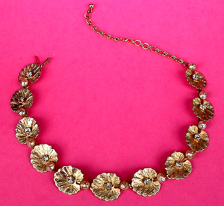 a beautiful vintage costume jewelry necklace unsigned