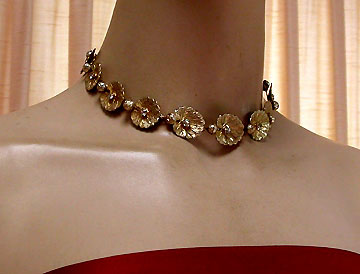 a beautiful vintage costume jewelry necklace unsigned